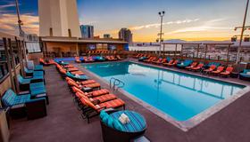 The STRAT Hotel, Casino & Skypod, BW Premier Collection - Las Vegas - Piscina