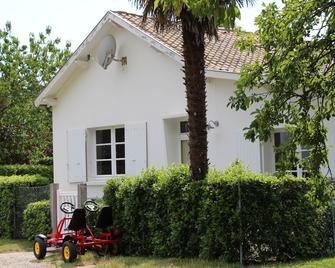 5 minutes from the beach! Country house with play area - Breuillet - Bâtiment