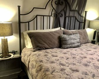 The Yellowstone Located 1/2 mile from I-40 - Amarillo - Bedroom