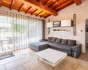 Le Mas d Emponse avec piscine - Le Plan-de-la-Tour - Huiskamer