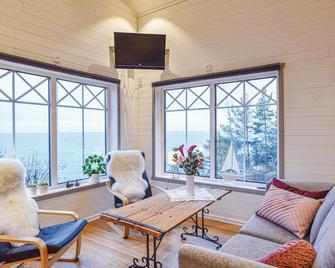 Two-Bedroom Holiday Home in Lidkoping - Lidköping - Obývací pokoj
