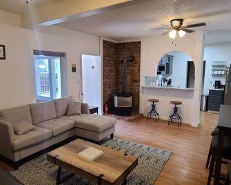 Cheerful 2 bedroom home with indoor fireplace. - Lewiston - Living room