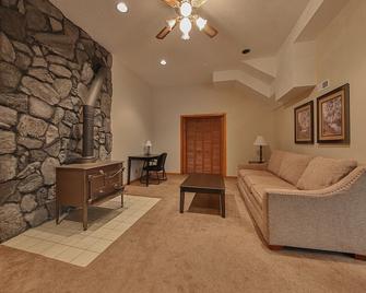 Aksarben Two Bed, One Bath Duplex Suite - Omaha - Living room