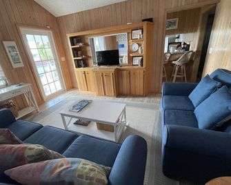 Waterfront Beach Bungalow with 150 Foot Dock on Guana Cay and Waterside Pergola - Hope Town - Living room