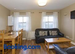 The Helm Apartments B&B - Westport - Living room
