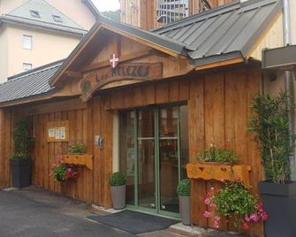 Hôtel-Chalet les Mélèzes - Valloire - Building