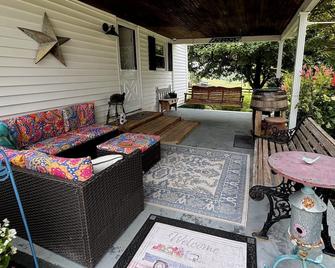 Farmhouse in the Country-Perfect Place to Relax and Enjoy Family and Friends! - Lebanon - Patio
