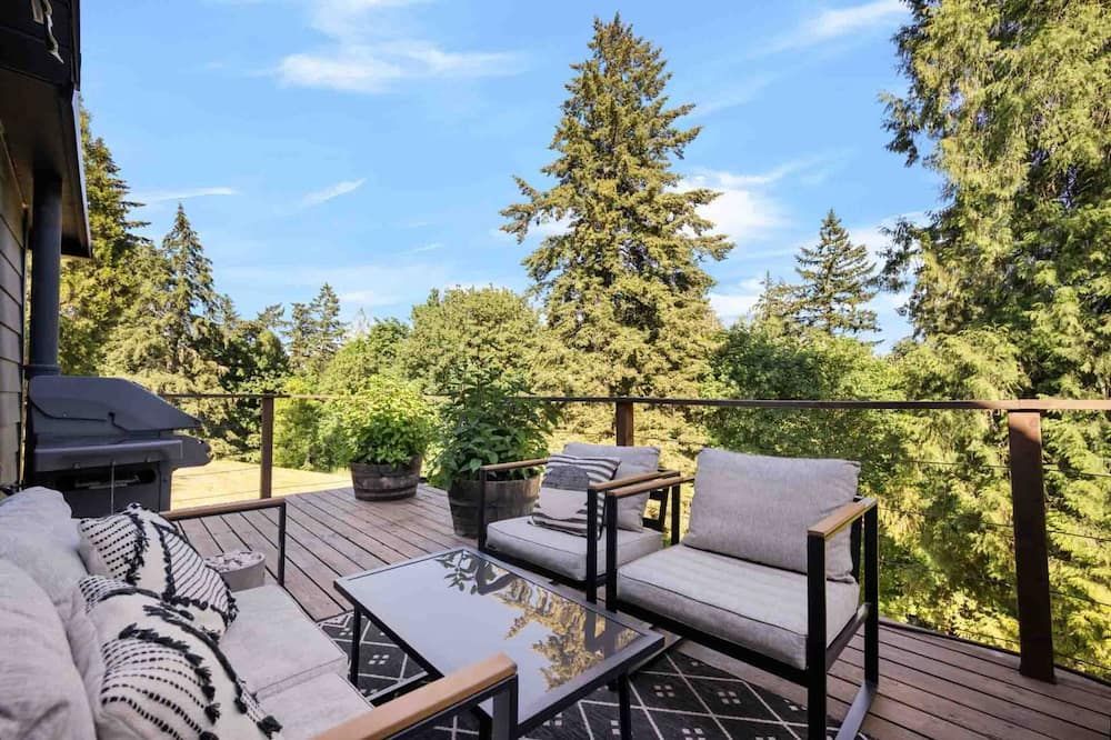 Private and Quiet Couples Escape, New Construction, Décor, and Furnishings, Gorgeous Deck & BBQ