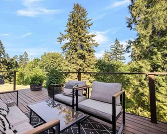 Private and Quiet Couples Escape, New Construction, Décor, and Furnishings, Gorgeous Deck & BBQ - Wilsonville - Balkon