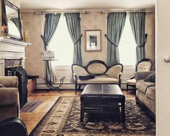 Spacious Historic Home In Quiet River Village - Winterport - Living room