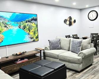 5BR Home near City Center, Live! Casino, Hot Tub with City View - Filadelfia - Sala de estar