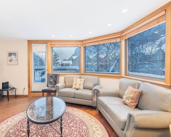 1 Block to Lift 7 | Walk to Downtown Telluride | Views, Hot Tub, Parking - Telluride - Sala de estar