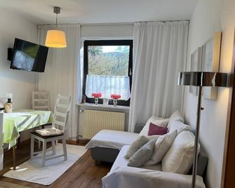 Vacation apartment (90 sqm) for 4 people with large balcony - Furth im Wald - Sala de estar