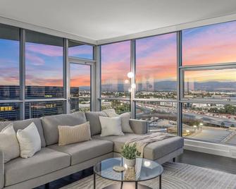 Mid-Century Modern High-Rise Condo Skyline Views - Santa Ana - Sala de estar
