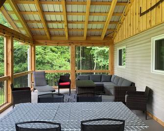 Home near Calabogie with 40 acres. 5 min from White Lake boat launch. - White Lake - Patio