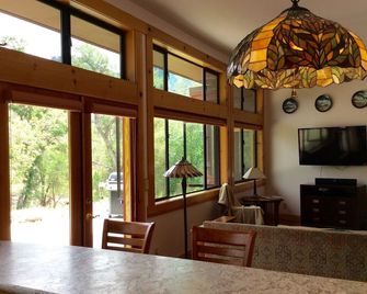 Private, upscale, riverfront cabin, sleeps 6; amazing amenities to dazzle - Three Rivers - Restaurant