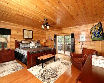 Majestic Manor - Five Bedroom Cabin - Wears Valley - Bedroom