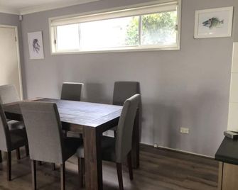 Budgewoi Home Between 2 Lakes & 5 Minutes From Budgewoi Beach - Budgewoi - Comedor