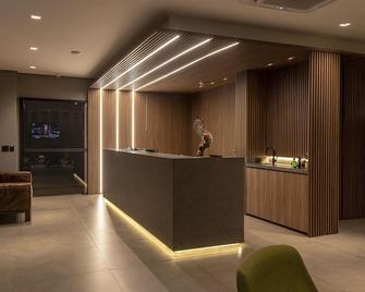 Max Plaza Hotel - Маріліа - Рецепція