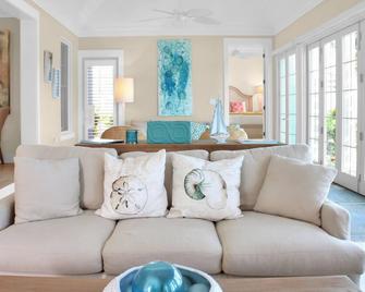 Waterfront House located in Schooner Bay, Abaco - Crossing Rocks