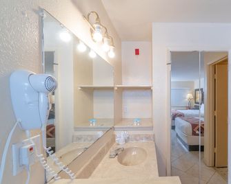 Sevilla Inn - Near Medieval Times - Kissimmee - Baño
