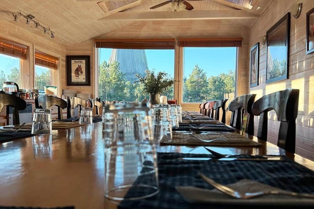 Devils Tower Lodge (Bed and Breakfast)