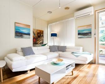 Nautique Beach House - Rosebud - Living room
