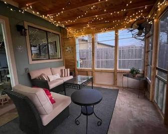 Cozy 3 BR + screened porch & FP - Taylor