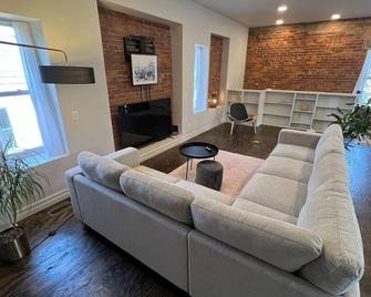Carriage House with garage downtown - Detroit - Living room