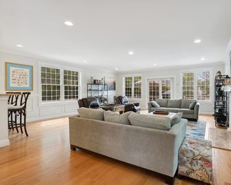 Luxury Home a Short Walk to Beach and Town with Amazing Reviews - Point Pleasant Beach - Sala de estar