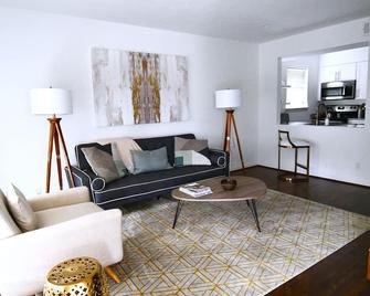 Mid Century - King Bed - Parking - Hp/Design Dist/Katy Trail/Uptown - Dallas - Living room