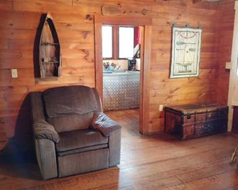 Rustic Cottage On Lake Winnisquam - Meredith - Living room