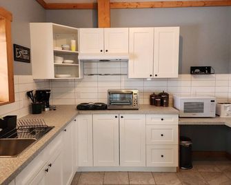 Spacious cabin near the Canadian Rockies, barrier free! Close to the Rockies - Bellevue - Kitchen