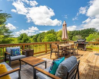 New: Chic Home W/ Fireplace & Beautiful Sunsets - Callicoon - Balcony