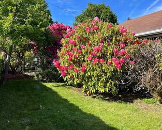 Botanical Beauty Magnolia Room - Coos Bay