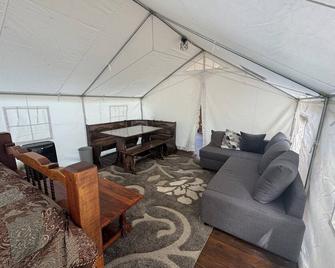 Southwest Luxury Glamping - Horse Fly Tent - Mancos - Soggiorno