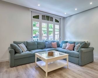 Casita Mela - Apt. p/8 pax con terraza en Logroño - Logroño - Living room