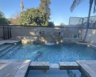Gorgeous Guest House in the heart of Culver City+ Pool,Hot Tub, zip code 90230 - Culver City - Pool