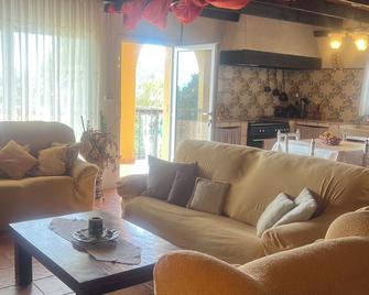 House In Santa Susana / Ground Floor With Pool, Barbecue And Chill Out - Santa Susanna - Olohuone