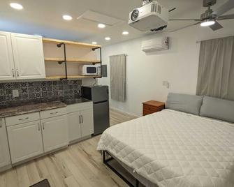 Beach Cabin close to the beach! - Morehead City - Bedroom