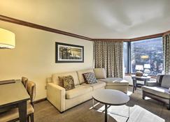 Ski-In/Out Squaw Valley Condo: Year-Round Retreat! - Olympic Valley - Phòng khách