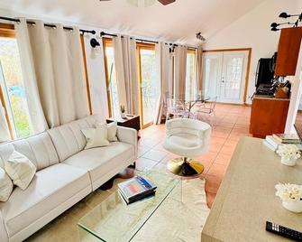 Cozy cottage by the beach - Hampton Bays - Living room