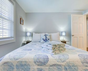 2 Mi to Craigville Beach: Hyannis Home w/ Deck - Hyannis - Camera da letto