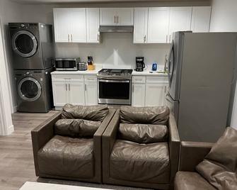Private 1bedroom & 1bathroom home perfect for 2+ near Universal studio - Van Nuys - Kitchen
