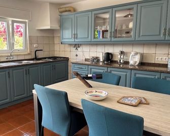 A charming country house in a national park, just 3 km from the beaches. - Rogil - Cocina