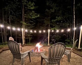 Cozy Mountain Escape W/ Firepit Area ~ Bbq & Views - Twin Mountain - Patio