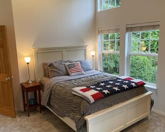 Private Gated Water Lake Front Home. Private beach and dock near Chamber Bay GC - Lakewood - Bedroom