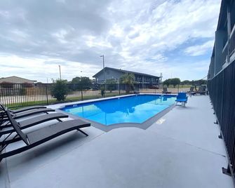 Super 8 by Wyndham Texas City - Texas City - Bazén