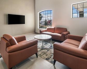 Quality Inn & Suites - Fort Worth - Living room