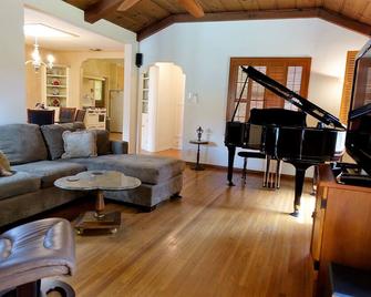 Musicians Dream: Close to Universal Studios - Los Angeles - Living room